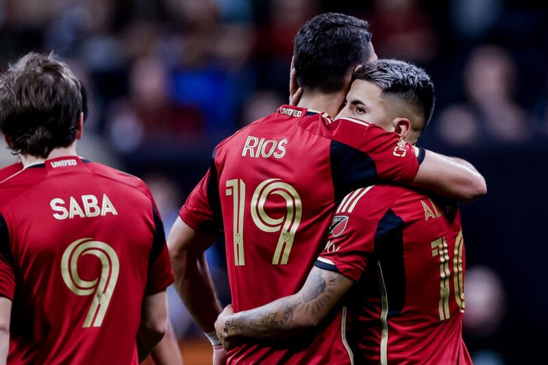 ¡Lio Messi anota golazo ante Atlanta pero se lleva la derrota en casa! El argentino Thiago Almada (d), centrocampista del Atlanta United, fue registrado este sábado, 20 de abril, al celebrar, con sus compañeros Daniel Ríos (c) y Saba Lobzhanidze, un gol que le anotó FC Cincinnati, durante un partido de la MLS, en Atlanta (Georgia, EE.UU.). EFE/Erik S. Lesser