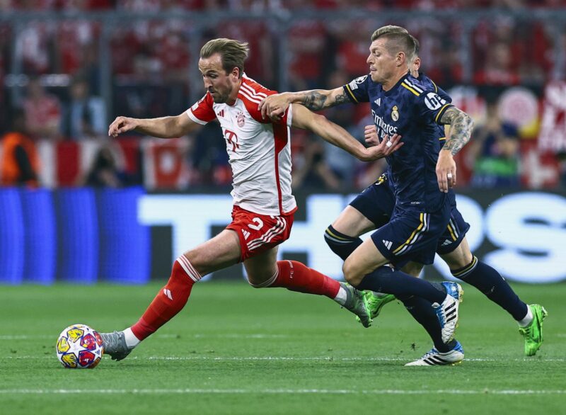 Kroos y su despedida del Real Madrid: "La veré cuando quiera llorar" El medio del Real Madrid Toni Kroos (d) persigue a Harry Kane (L) durante el partido de ida de semifinales de la UEFA Champions League que han jugado Bayern Munich y Real Madrid en Múnich, Alemania. EFE/EPA/FILIP SINGER