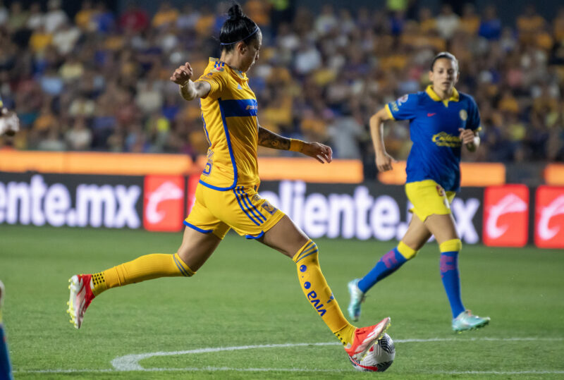 El futbol femenil ya es negocio, atrae a cada vez más inversionistas Jennifer Hermoso de Tigres en acción ante América, durante un partido correspondiente a la jornada 14 del Torneo Clausura 2024 de la Liga Femenil Mx, disputado en el estadio Universitario, en Monterrey (México). Imagen de archivo. EFE/ Miguel Sierra