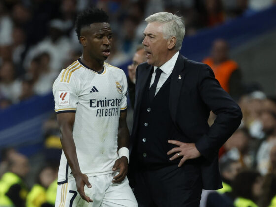 Vinícius Jr. estuvo con fiebre previo a la final de Champions League El entrenador italiano del Real Madrid, Carlo Ancelotti (dcha), conversa con el brasileño Vinicius Jr., durante el partido de la jornada 32 de LaLiga EA Sports entre Real Madrid y FC Barcelona, disputado este domingo en el estadio Santiago Bernabéu de Madrid. EFE/Juanjo Martín