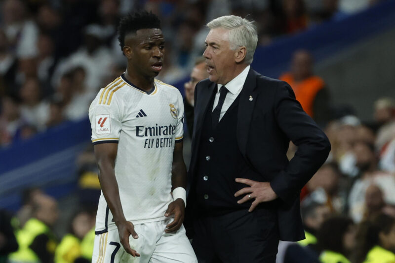 Vinícius Jr. estuvo con fiebre previo a la final de Champions League El entrenador italiano del Real Madrid, Carlo Ancelotti (dcha), conversa con el brasileño Vinicius Jr., durante el partido de la jornada 32 de LaLiga EA Sports entre Real Madrid y FC Barcelona, disputado este domingo en el estadio Santiago Bernabéu de Madrid. EFE/Juanjo Martín