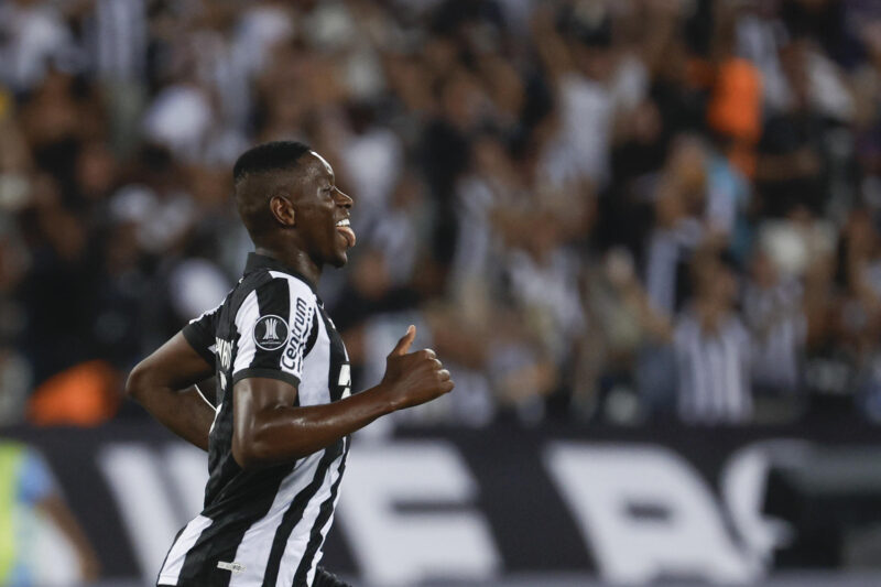 Lionel Messi entre los nominados al premio 'Rey de América' Luiz Henrique, del Botafogo de Brasil, fue registrado este miércoles, 24 de abril, al celebrar un gol que le anotó a Universitario de Deportes de Perú, durante un partido del grupo D de la Copa Libertadores, en el estadio Nilton Santos de Río de Janeiro (Brasil). EFE/Antonio Lacerda