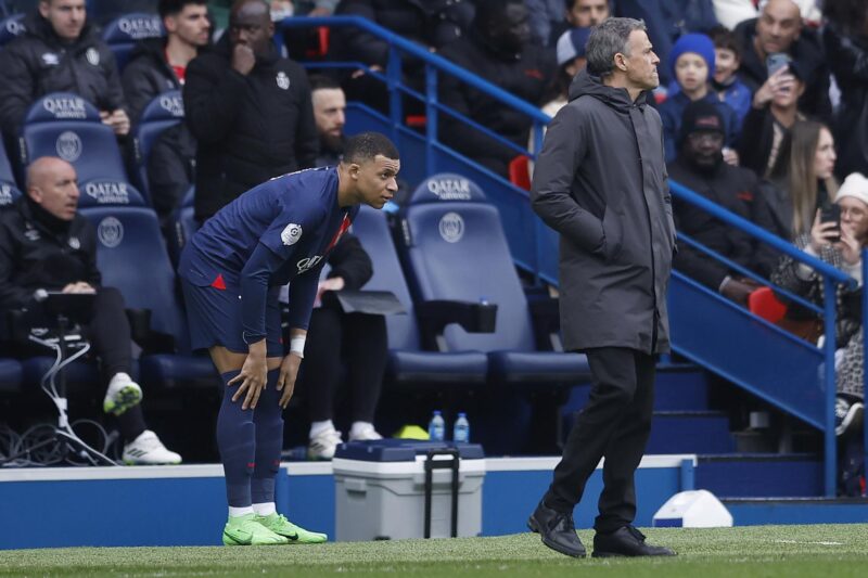 El español Luis Enrique (d), entrenador del Paris Saint Germain, junto a la estrella del equipo, Kylian Mbappe, durante un partido de la liga francesa. EFE/EPA/YOAN VALAT