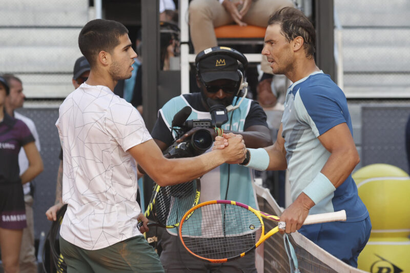 Carlos Alcaraz y Rafael Nadal, se estrechan la mano tras el encuentro de cuartos de final del Mutua Madrid Open que disputaron en 2022. EFE/Emilio Naranjo
