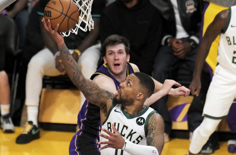 Fotografía de archivo en la que se registró a Damian Lillard (frente), base de los Bucks de Milwaukee, quien aportó 32 puntos, 6 rebotes y 3 asistencias para guiar el triunfo de su equipo 109-94 sobre los Pacers de Indiana, en el primer partido de esta serie de primera ronda de los 'playoffs' de la Conferencia Este de la NBA. EFE/Erick Madrid