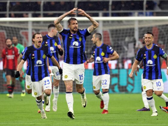 Marcadores Serie A: Inter al acechó del Napoli por el liderato El jugador del Inter Milan Francesco Acerbi (C) celebra su gol durante el partido de la Serie A itlaiana qua en San Siro, Milán, Italia. EFE/EPA/MATTEO BAZZI