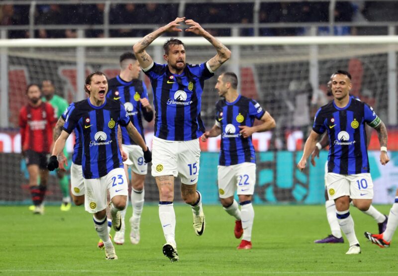 Marcadores Serie A: Inter al acechó del Napoli por el liderato El jugador del Inter Milan Francesco Acerbi (C) celebra su gol durante el partido de la Serie A itlaiana qua en San Siro, Milán, Italia. EFE/EPA/MATTEO BAZZI