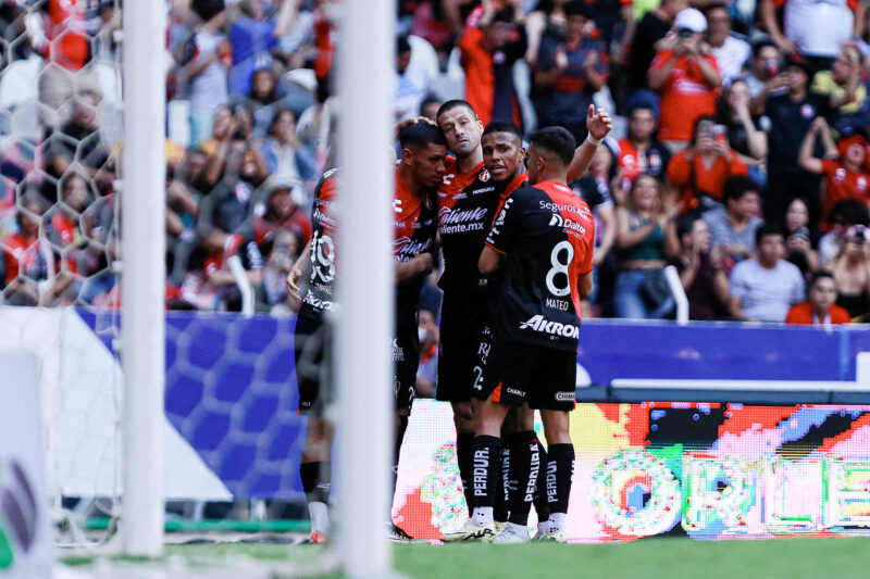 Jugadores de Atlas celebran un gol anotado a Atlético San Luis este domingo, durante el partido jugado en el estadio Jalisco de la ciudad de Guadalajara válido por la decimoquinta jornada del torneo Clausura, que lidera el campeón  América. EFE/ Francisco Guasco