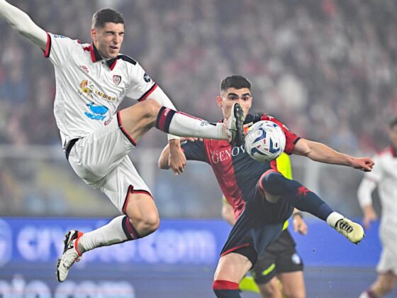Genoa 0 - 1 Fiorentina: Estadísticas, resumen y resultado El jugador del Cagliari Matteo Prati (I) y del del Genoa el mexicano Johan Vásquez durante el partido de la Serie A que han jugadoh Genoa Cfc y Cagliari Calcio en el Luigi Ferraris de Génova, Italia. EFE/EPA/Simone Arveda