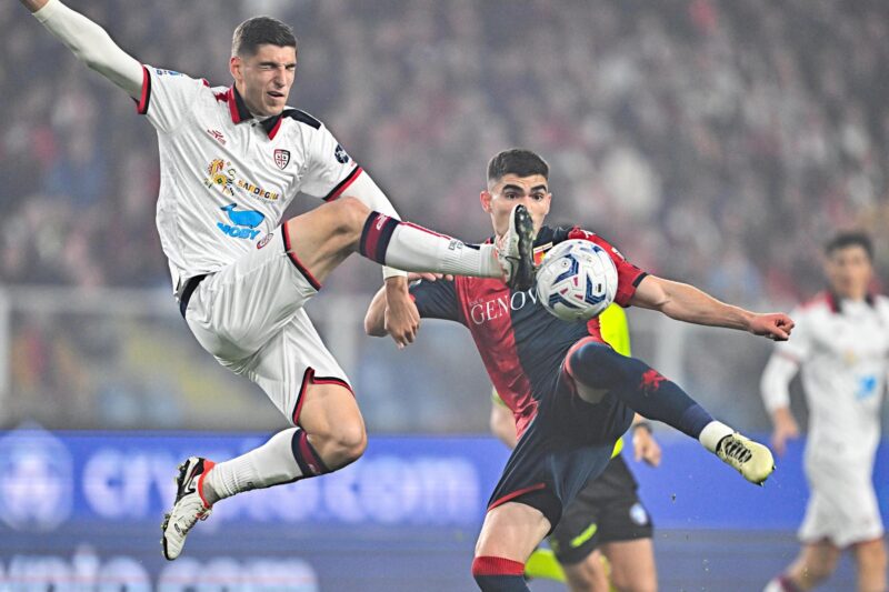 El jugador del Cagliari Matteo Prati (I) y del del Genoa el mexicano Johan Vásquez durante el partido de la Serie A que han jugadoh Genoa Cfc y Cagliari Calcio en el Luigi Ferraris de Génova, Italia. EFE/EPA/Simone Arveda