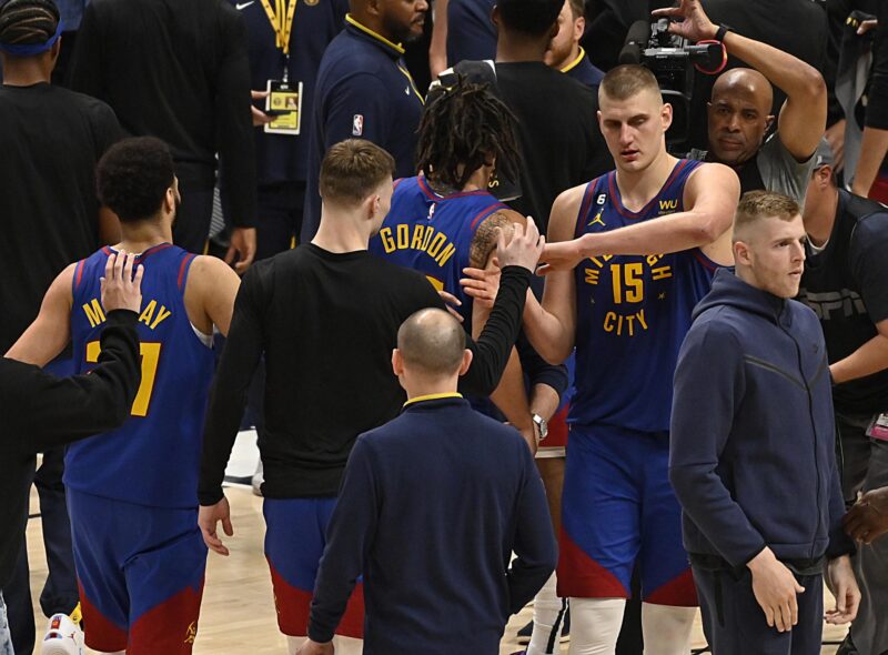 Fotografía de archivo en la que se registró una de las celebraciones del serbio Nikola Jokic (3i), quien aportó 32 puntos, 12 rebotes y 7 asistencias para guiar el triunfo de su equipo 114-103 sobre los Lakers de Los Ángeles, en el primer partido de esta serie de 'playoff' de la Conferencia Oeste de la NBA. EFE/Bob Pearson