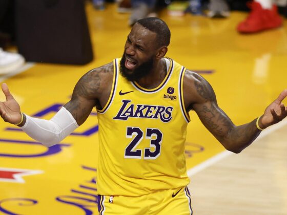 Breves de Unanimo: LeBron y Bronny hacen historia al jugar juntos Fotografía de este 9 de abril del jugador de los Lakers de Los LeBron James durante un juego de la NBA en Los Angeles (California, EEUU). EFE/EPA/CAROLINE BREHMAN