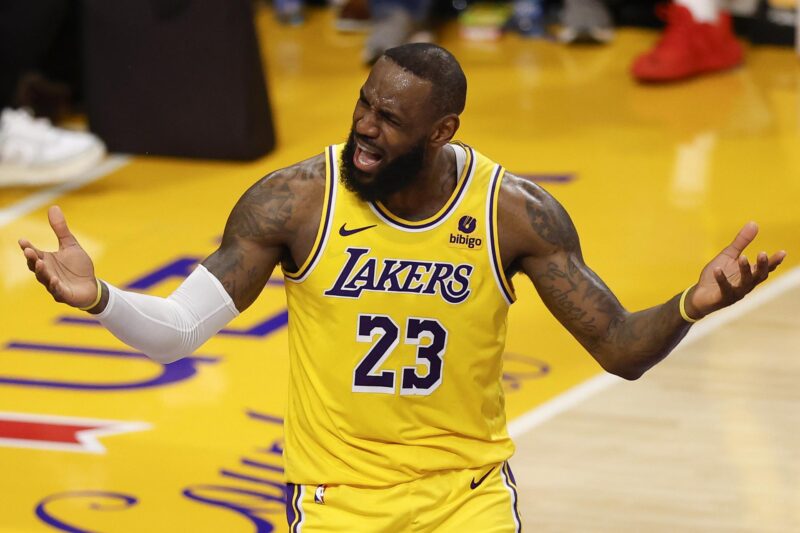 Breves de Unanimo: LeBron y Bronny hacen historia al jugar juntos Fotografía de este 9 de abril del jugador de los Lakers de Los LeBron James durante un juego de la NBA en Los Angeles (California, EEUU). EFE/EPA/CAROLINE BREHMAN