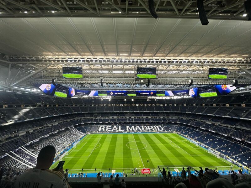 La FIFA da informe sobre los estadios posibles para la final de 2030 El Real Madrid dio un paso más este domingo en la finalización de las obras de remodelación de su estadio, el Santiago Bernabéu, con el estreno del videomarcador 360º para el clásico frente al FC Barcelona.EFE/Oscar Maya
