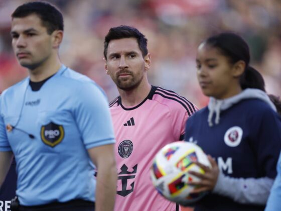 Lionel Messi se lleva a casa otro premio: MVP de abril en la MLS El argentino Lionel Messi (c), delantero estrella del Inter Miami, fue registrado el pasado 27 de abril, durante los actos protocolarios previos a un partido de la MLS contra el New England Revolution, en el Gillette Stadium de Foxborough (Massachusetts, EE.UU.). EFE/CJ Gunther