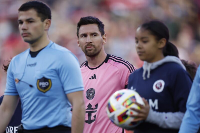 El argentino Lionel Messi (c), delantero estrella del Inter Miami, fue registrado el pasado 27 de abril, durante los actos protocolarios previos a un partido de la MLS contra el New England Revolution, en el Gillette Stadium de Foxborough (Massachusetts, EE.UU.). EFE/CJ Gunther