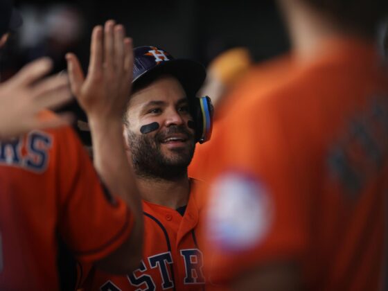José Altuve ausente por tercer año consecutivo para el All-Star Game Fotografía de archivo en la que se registró al venezolano José Altuve (c), segunda base de los Astros de Houston, quien en sus dos turnos al bate conectó dos jonrones en el triunfo de su equipo 8-5 sobre los Rangers de Texas en la MLB. EFE/Adam Davis