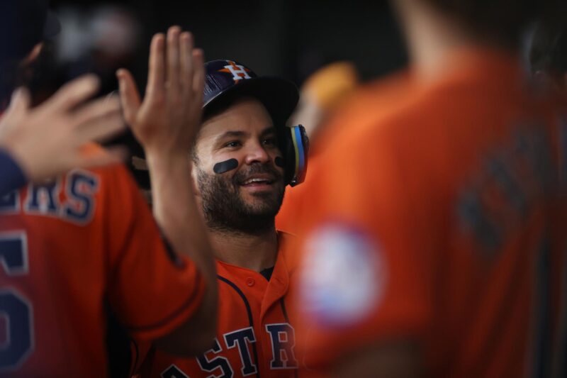 José Altuve ausente por tercer año consecutivo para el All-Star Game Fotografía de archivo en la que se registró al venezolano José Altuve (c), segunda base de los Astros de Houston, quien en sus dos turnos al bate conectó dos jonrones en el triunfo de su equipo 8-5 sobre los Rangers de Texas en la MLB. EFE/Adam Davis