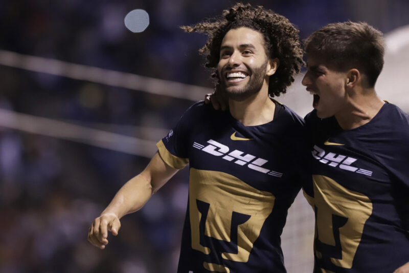 César Huerta de Pumas festeja una anotación en el estadio Cuauhtémoc, en Puebla (México). Fotografía de archivo. EFE/ Hilda Ríos