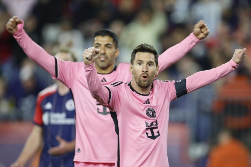 Los delanteros del Inter Miami Lionel Messi (d) y Luis Suárez (i) fueron registrados el pasado 27 de abril, al celebrar un gol que le anotaron al New England Revolution durante un partido de la MLS, en el Gillette Stadium de Foxborough (Massachusetts, EE.UU.). EFE/CJ Gunther