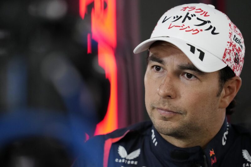 Checo Pérez rechaza ataque homofóbico de su padre a Schumacher El mexicano Sergio Pérez, piloto del equipo Red Bull de Fórmula Uno. EFE/EPA/FRANCK ROBICHON