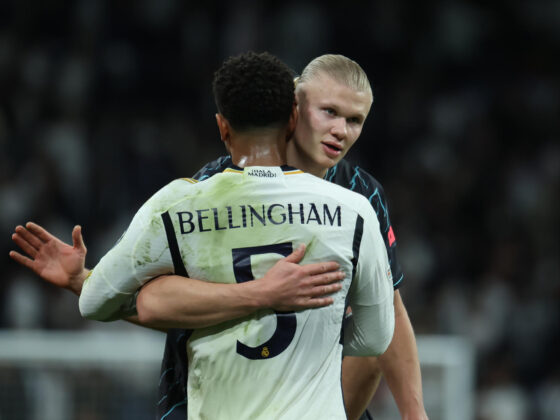 Champions League Vuelta 4tos de final: ¿A qué hora y dónde verlos? El centrocampista del Real Madrid Jude Bellingham conversa con Erling Haalland (d), del Manchester, al término del partido de ida de cuartos de final de la Liga de Campeones que Real Madrid y Manchester City disputaron en el estadio Santiago Bernabéu. EFE/Kiko Huesca