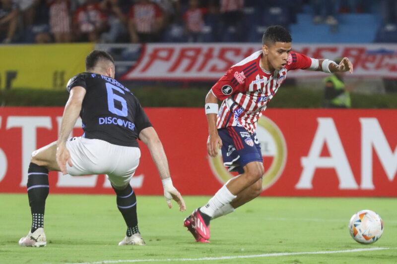 Junior arrasa al Tolima: campeón con 4-0 en el global Facundo Rodríguez, de Liga de Quito, ve pasar al centrocampista del Junior José Enamorado en un partido de la fase de grupos de la Copa Libertadores en el estadio Metropolitano en Barranquilla (Colombia). EFE/Agencia Kronos
