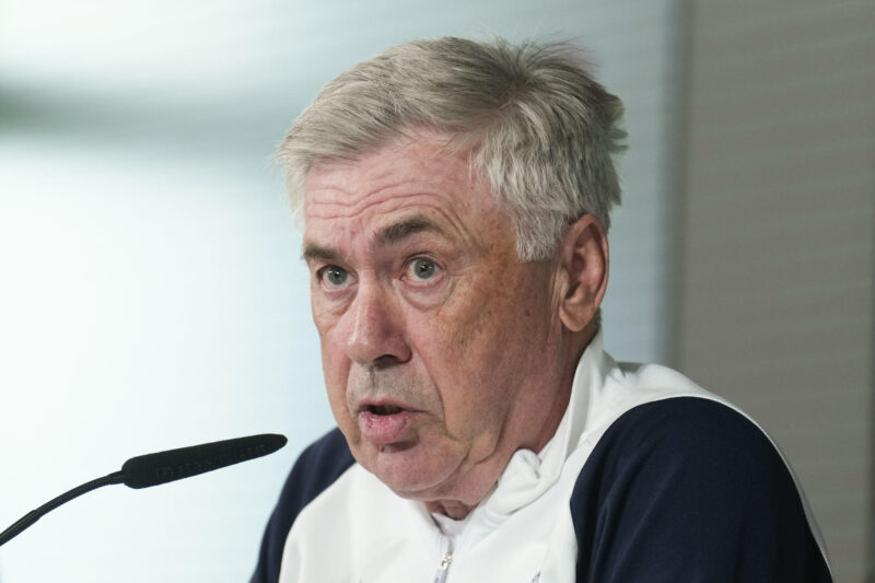 Real Madrid vs Barcelona: Un Clásico directo en la carrera por LaLiga El entrenador del Real Madrid, Carlo Ancelotti, durante la rueda de prensa posterior al entrenamiento realizado en la Ciudad Deportiva de Valdebebas para preparar el partido de Liga frente al FC Barcelona. EFE/Borja Sánchez Trillo
