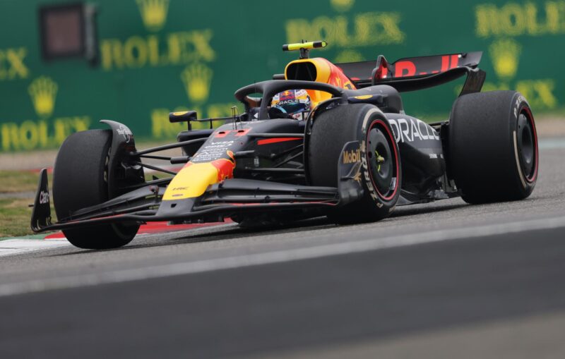 El piloto mexicano Sergio Pérez, de Red Bull Racing, en acción durante el Gran Premio de China de Fórmula uno, en Shanghai, China. EFE/EPA/ALEX PLAVEVSKI