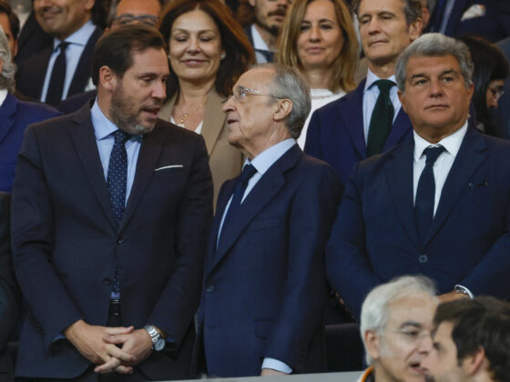 Joan Laporta pone sobre la mesa repetir El Clásico tras gol fantasma El presidente del FC Barcelona, Joan Laporta (d), en el palco del Santiago Bernabéu junto al presidente del Real Madrid, Florentino Pérez (c), y ministro de Transportes y Movilidad Sostenible, Óscar Puente (i), durante el Clásico. EFE/ Juanjo Martín