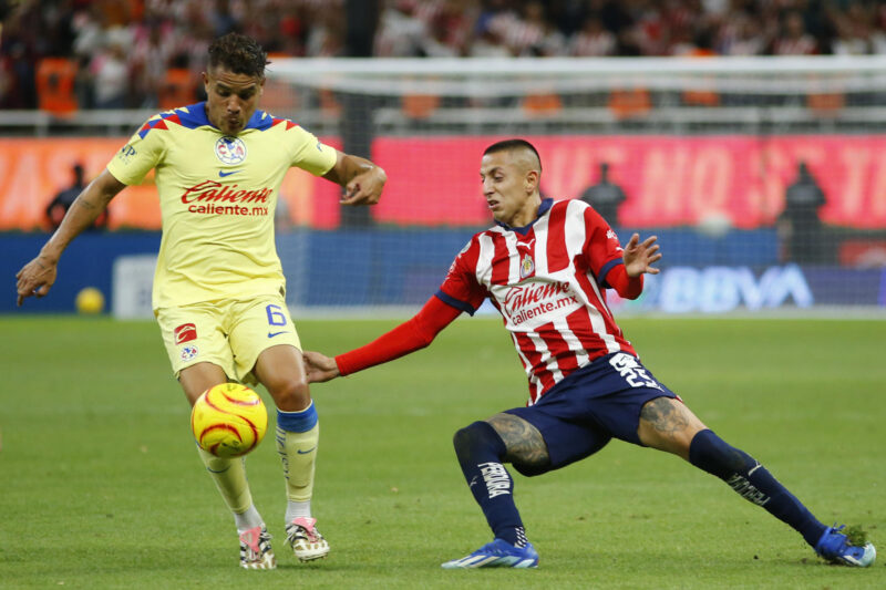 ¡No se va! Roberto Alvarado apunta a renovar por 4 años con Chivas Roberto Alvarado (d) de Guadalajara disputa un balón con Jonathan Dos Santos (i) de América. Fotografía de archivo. EFE/Francisco Guasco