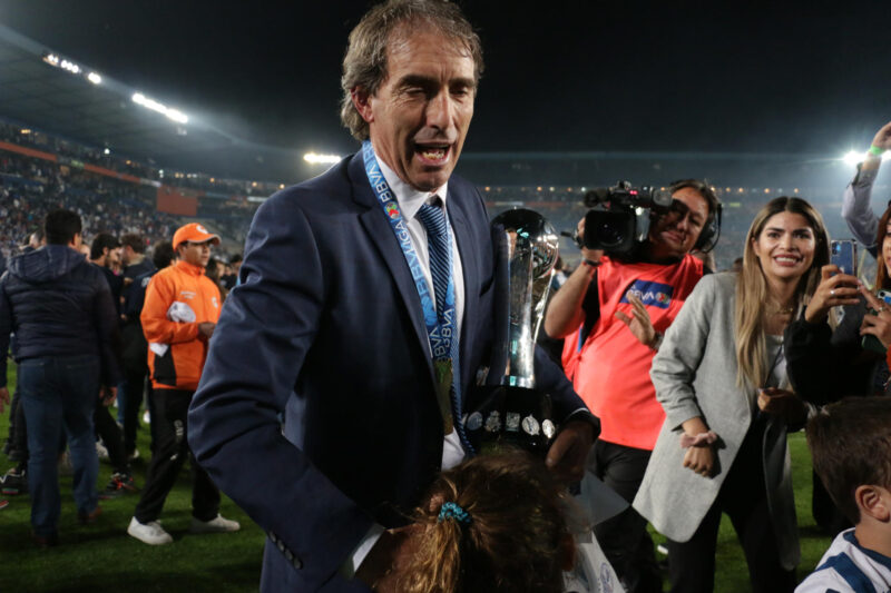 Esta es la cifra que pone en pausa la llegada de Almada al América Imagen de archivo del entrenador Guillermo Almada del Pachuca. EFE/David Martínez Pelcastre