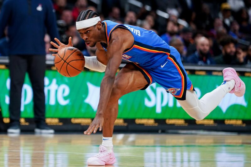 NBA Playoffs: ¿Quiénes se llevan el juego 2 para las apuestas? Fotografía de archivo en la que se registró a Shai Gilgeous-Alexander, base de los Thunder de Oklahoma City, quien aportó 28 puntos, seis rebotes y cuatro asistencias para guiar el triunfo de su equipo 94-92 sobre los Pelicans de Nueva Orleans, en el inicio de esta serie de primera ronda de los 'playoffs' de la Conferencia Oeste de la NBA. EFE/Will Oliver