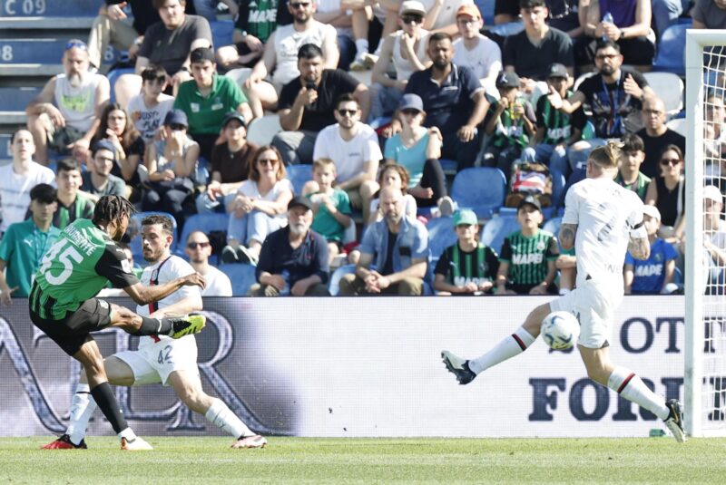 AC Milan vs Sassuolo EN VIVO: Dónde ver, horarios y alineaciones El jugador del Sassuolo Armand Lauriente logra el 3-1 durante el partido de la Serie A que han jugado US Sassuolo y AC Milan en el Mapei Stadium en Reggio Emilia, Italia. EFE/EPA/SERENA CAMPANINI