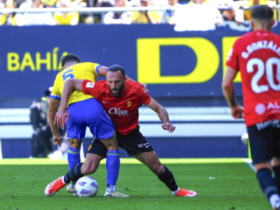 "Vasco" Aguirre confía en salvarse del descenso tras empate ante Cádiz -El defensa del Cádiz Victor Chust y el delantero kosovar del Mallorca Vedat Muriqui, durante el partido de LaLiga de la jornada 33, este domingo en el estadio Nuevo Mirandilla de Cádiz. EFE/ Román Ríos Aguirre