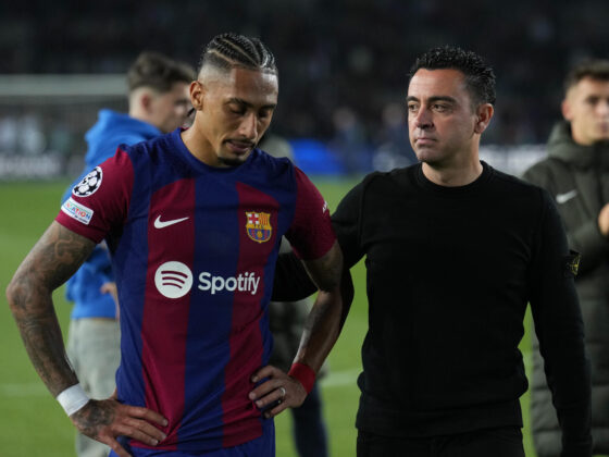 Barcelona lleva cinco años sin semi de Champions por primera vez El delantero brasileño del FC Barcelona, Raphinha y el técnico blaugrana, Xavi Hernández, a la finalización del encuentro correspondiente a la vuelta de los cuartos de final de la Liga de Campeones que FC Barcelona y PSG han disputado en el Olímpico Lluis Company, en Barcelona. EFE/Alejandro García.