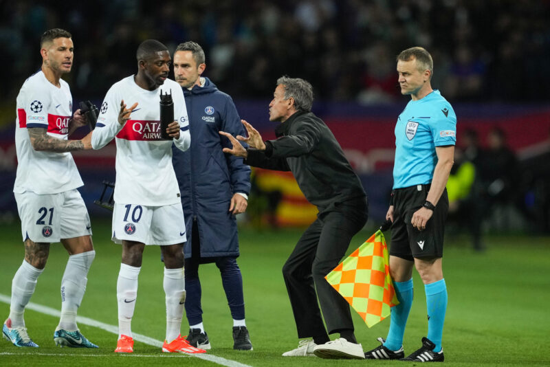 El entrenador del PSG, Luis Enrique (2d), da instrucciones a sus jugadores Ousmane Dembélé (2i) y Lucas Hernández (i) durante el partido de vuelta de los cuartos de final de la Liga de Campeones que FC Barcelona y PSG disputan hoy martes en el estadio Olimpic Lluis Company. EFE/Alejandro García