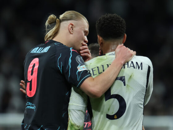 Champions League: ¿Quiénes avanzan a semifinales para las apuestas? -El centrocampista del Real Madrid Jude Bellingham (d) conversa con Erling Haalland, del Manchester, al término del partido de ida de cuartos de final de la Liga de Campeones que Real Madrid y Manchester City disputaron en el estadio Santiago Bernabéu. EFE/Kiko Huesca