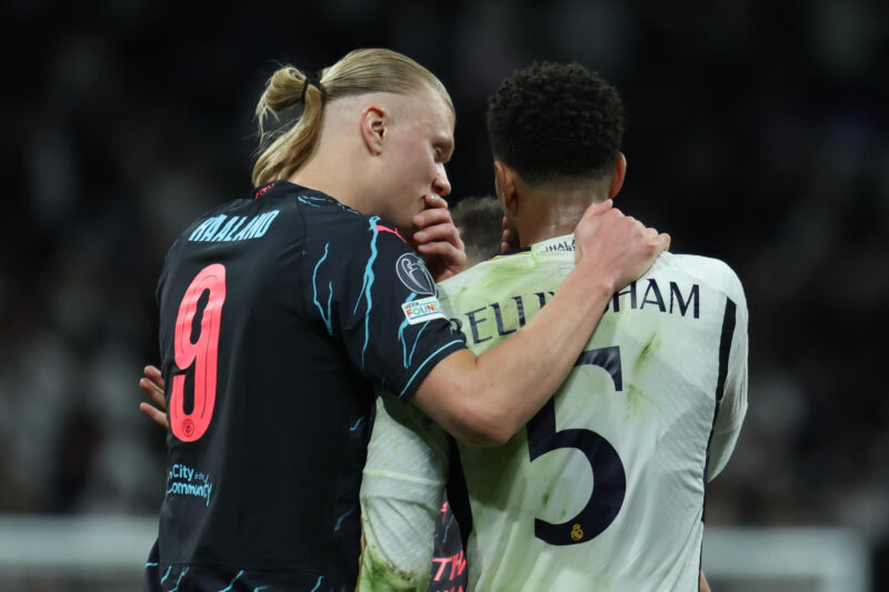 Champions League: ¿Quiénes avanzan a semifinales para las apuestas? -El centrocampista del Real Madrid Jude Bellingham (d) conversa con Erling Haalland, del Manchester, al término del partido de ida de cuartos de final de la Liga de Campeones que Real Madrid y Manchester City disputaron en el estadio Santiago Bernabéu. EFE/Kiko Huesca