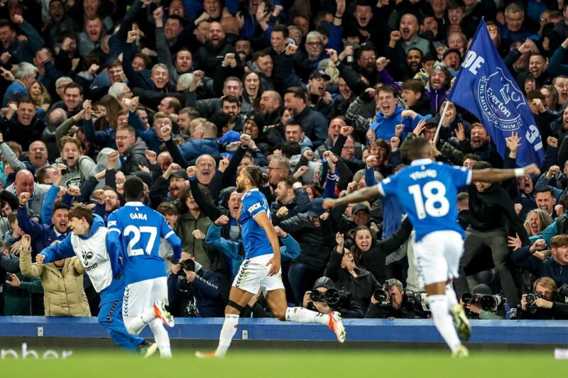 El jugador Dominic Calvert-Lewin, del Everton (C) celebra con sus compañeros un gol en el duelo de Liverpool que han jugado Everton FC y Liverpool FC, en Liverpool, Reino Unido. EFE/EPA/ADAM VAUGHAN