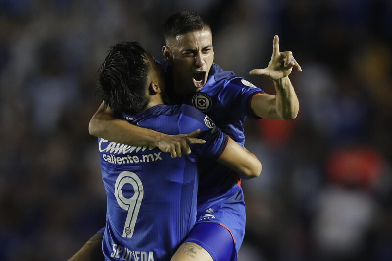 VIDEO: Carlos Hermosillo reconoce la evolución de Cruz Azul Ángel Sepulveda (i) y Camilo Cándido celebran este domingo un gol de Cruz Azul al Atlas en el partido de la decimosexta jornada del torneo Clausura mexicano que terminó 2-2 en el estadio Ciudad de los Deportes, en Ciudad de México. EFE/ Isaac Esquivel.