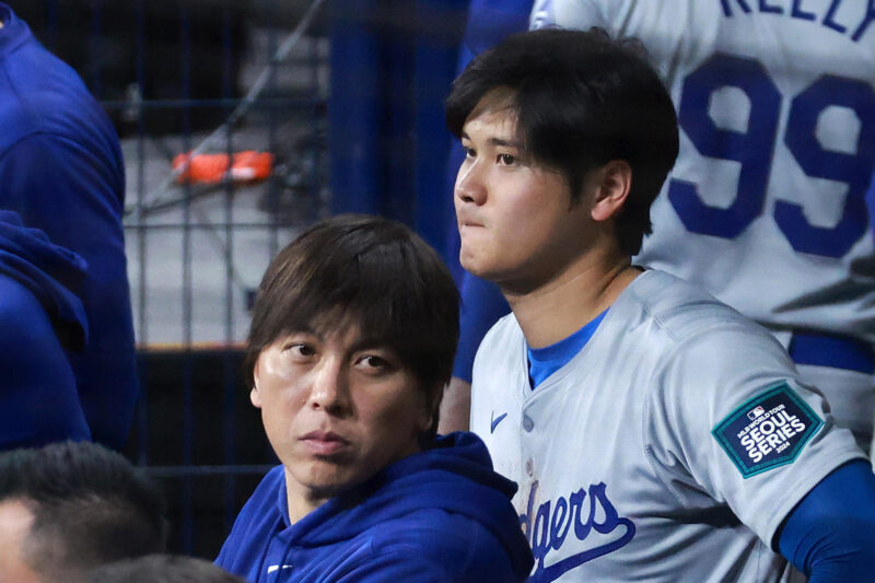 Caso Ohtani: Mizuhara se declara "no culpable" por fraude bancario Fotografía de archivo de Ippei Mizuhara (i), intérprete de la estrella de la MLB Shohei Ohtani (d), en un partido de Dodgers de Los Angeles. EFE/EPA/JIJI PRESS
