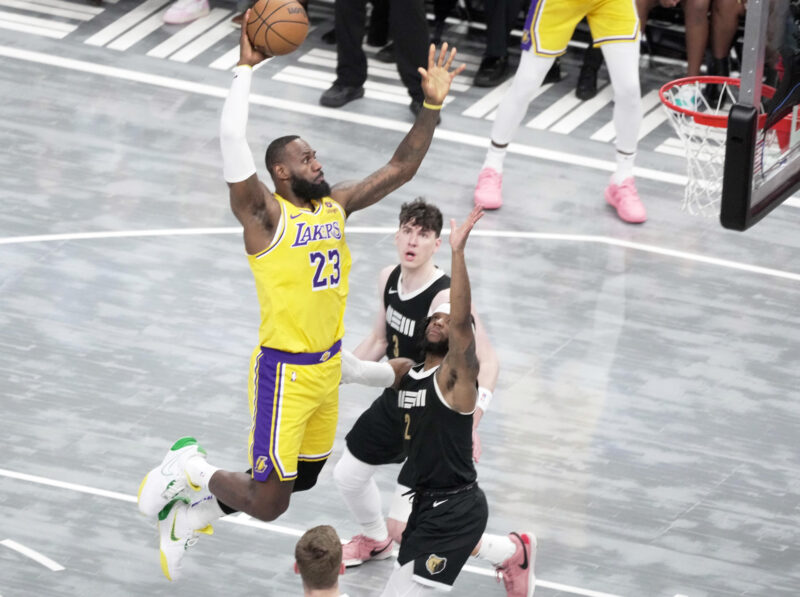 Las lesiones cobran factura a Derrick Rose y se despide de Grizzlies Lebron James de Lakers hace un mate durante el partido de baloncesto de la NBA entre Memphis Grizzlies y Los Ángeles Lakers en FedEx Forum en Memphis (EE.UU.). EFE/ Karen Pulfer Focht