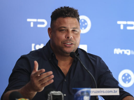 ¡La afición explota contra Ronaldo tras descenso del Valladolid! Foto de archivo del exfutbolista brasileño Ronaldo Luiz Nazário de Lma, quien este lunes anunció la venta del 90 por ciento del control accionario que tenía sobre Cruzeiro, el club que lo lanzó al profesionalismo, y horas después admitió que también pretende desprenderse del Real Valladolid español. EFE/ Sebastiao Moreira