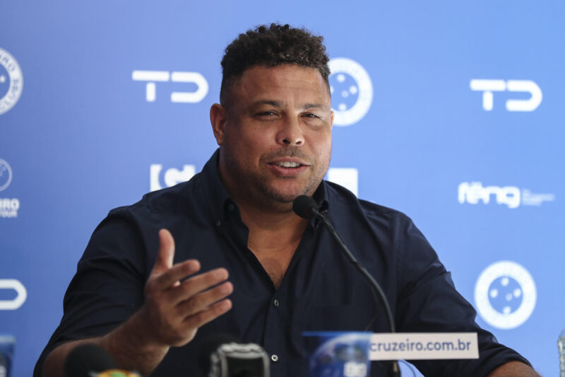 ¡La afición explota contra Ronaldo tras descenso del Valladolid! Foto de archivo del exfutbolista brasileño Ronaldo Luiz Nazário de Lma, quien este lunes anunció la venta del 90 por ciento del control accionario que tenía sobre Cruzeiro, el club que lo lanzó al profesionalismo, y horas después admitió que también pretende desprenderse del Real Valladolid español. EFE/ Sebastiao Moreira