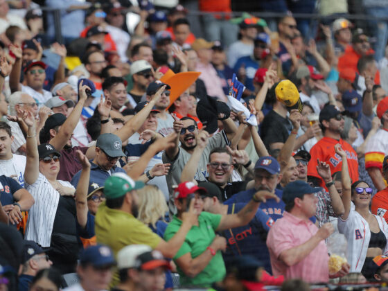 MLB no volverá a Latinoamérica por un tiempo, ¿cuál es la razón? Aficionados de los Astros de Houston fueron registrados este domingo, 28 de abril, al celebrar la actuación de su equipo, durante un partido de la MLB ante los Rockies de Colorado, en el estadio Alfredo Harp Helú de Ciudad de México (México). EFE/Isaac Esquivel
