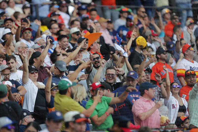 ¡Devastador! Estadio de béisbol en Estados Unidos quedó en llamas Aficionados de los Astros de Houston fueron registrados este domingo, 28 de abril, al celebrar la actuación de su equipo, durante un partido de la MLB ante los Rockies de Colorado, en el estadio Alfredo Harp Helú de Ciudad de México (México). EFE/Isaac Esquivel