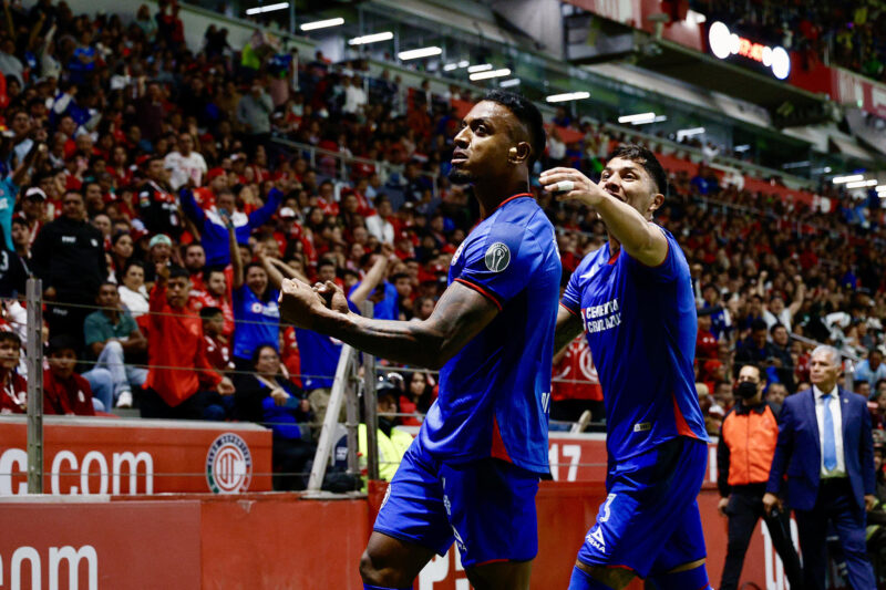 Willer Ditta (i) y Carlos Salcedo (d) de Cruz Azul nun gol anotado al Toluca este sábado, durante un juego por la jornada 17 del torneo Clausura 2024 de la Liga MX en el estadio Nemesio Diez de la ciudad de Toluca (México). EFE/Felipe Gutiérrez