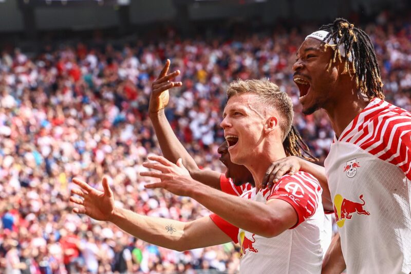 El jugador español del Leipzig Dani Olmo (c) celebra con sus compañeros Mohamed Simakan y Amadou Haidara el 1-0 durante el partido de la Bundesliga que han jugado RB Leipzig y VfL Wolfsburg en Leipzig, Alemania. EFE/EPA/FILIP SINGER