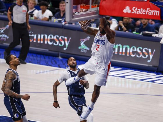 Kawhi Leonard es baja del Team USA para París 2024 El alero de Los Angeles Clippers, Kawhi Leonard (d), culmina un mate durante la segunda mitad del tercer juego de 'playoffs' de la primera ronda de la Conferencia Oeste de la NBA jugado este viernes en Dallas (Texas). EFE//ADAM DAVIS SHUTTERSTOCK OUT